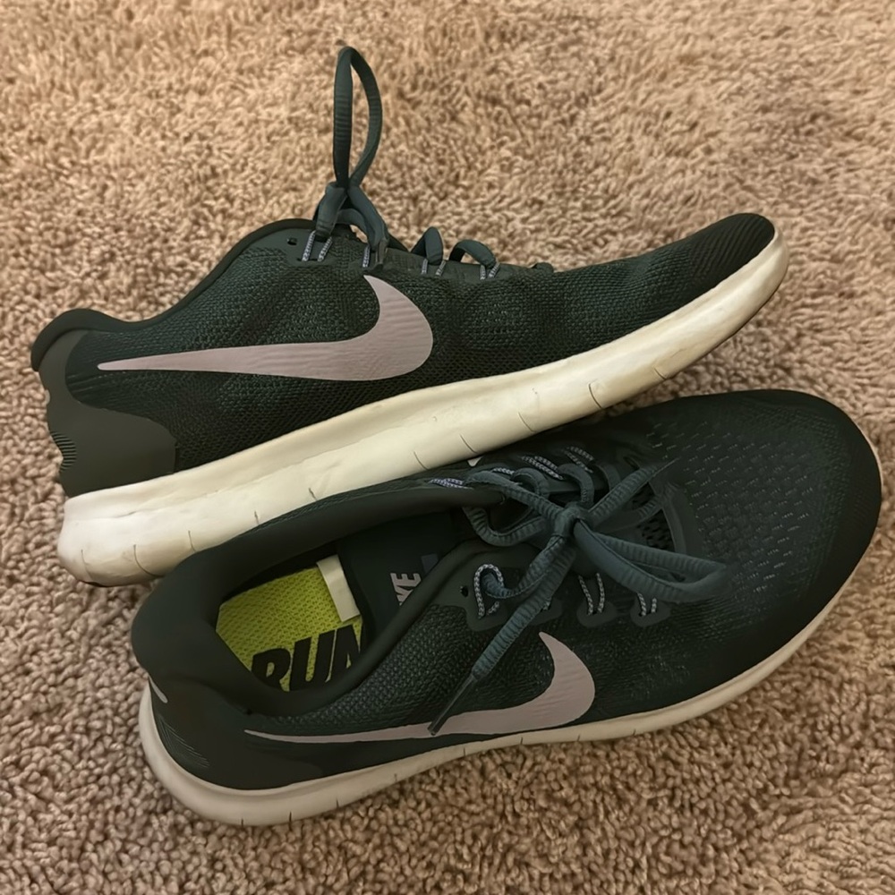 Women’s Nike Free Running Shoe Size 8.5